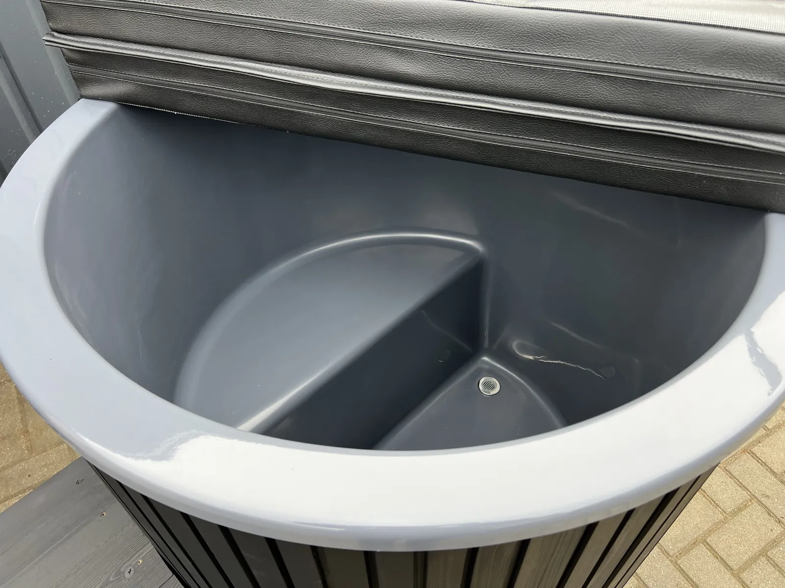 Cold plunge ice tub for recovery therapy